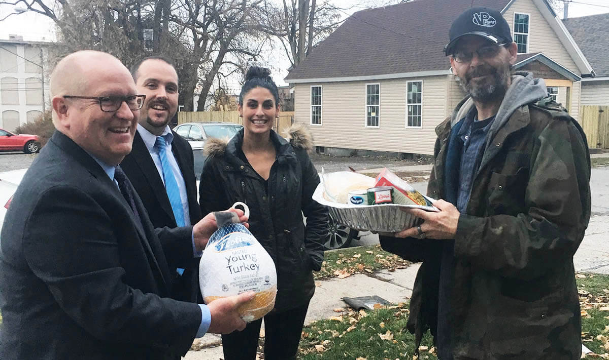 Volunteers deliver Thanksgiving dinners
